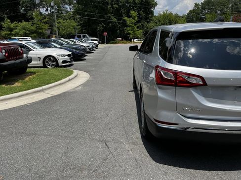Used 2021 Chevrolet Equinox LT AWD/4WD image 12