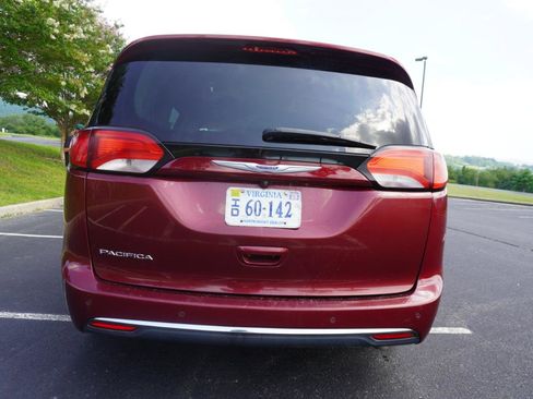 Used 2020 Chrysler Pacifica Touring-L FWD image 6