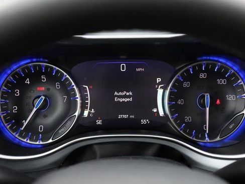 Used 2025 Chrysler Pacifica Limited image 21