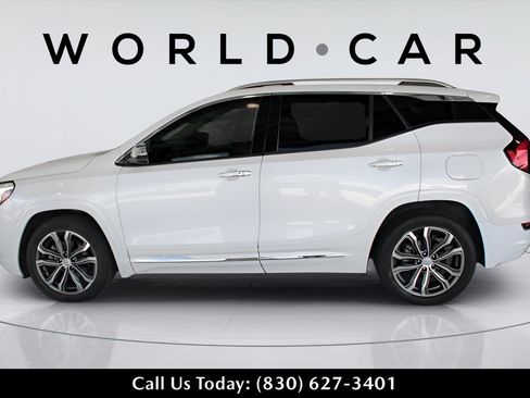 Used 2020 GMC Terrain Denali w/ Denali Premium Package FWD image 4
