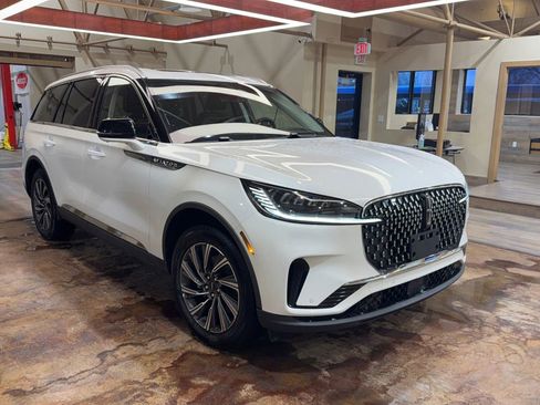 Used 2025 Lincoln Aviator AWD image 7