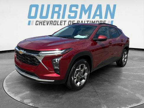 Used 2025 Chevrolet Trax LT w/ LT Convenience Package FWD image 2