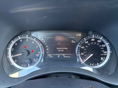 Used 2024 Toyota Highlander LE FWD image 9