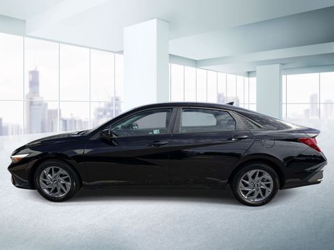 Used 2024 Hyundai Elantra SEL FWD image 2