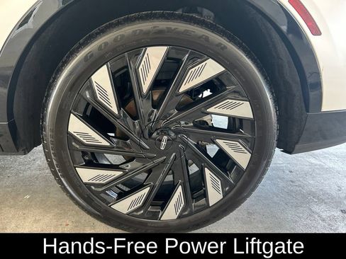 Used 2025 Lincoln Nautilus Reserve AWD/4WD image 19