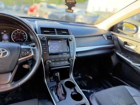 Used 2016 Toyota Camry SE w/ Moonroof Package FWD image 21