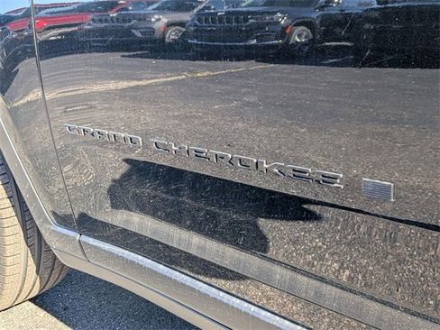 New 2025 Jeep Grand Cherokee Limited w/ Black Appearance Package image 10