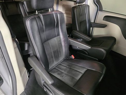 Used 2019 Dodge Grand Caravan SXT image 31