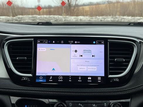 Used 2023 Chrysler Pacifica Limited w/ S Appearance Package image 23