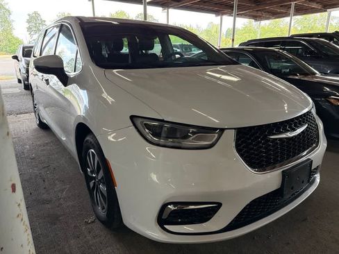 Used 2023 Chrysler Pacifica Touring-L FWD image 1