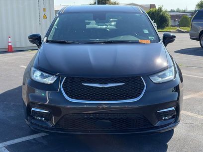 Used 2025 Chrysler Pacifica Select