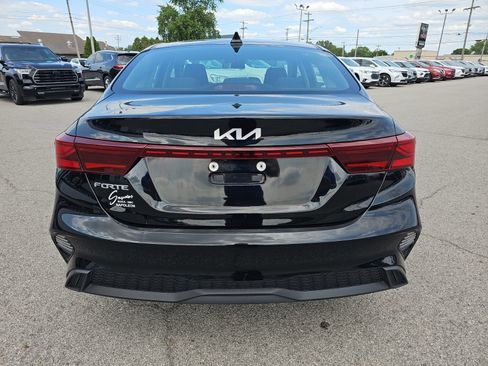 Used 2022 Kia Forte LXS w/ LXS Technology Package FWD image 4