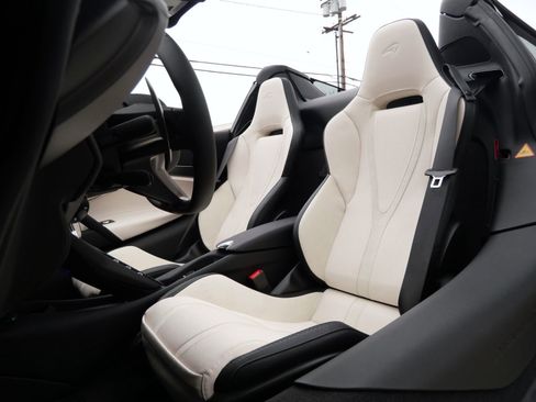 Used 2024 McLaren 750S Spider image 16