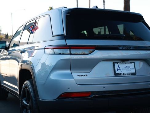 New 2025 Jeep Grand Cherokee Altitude image 9
