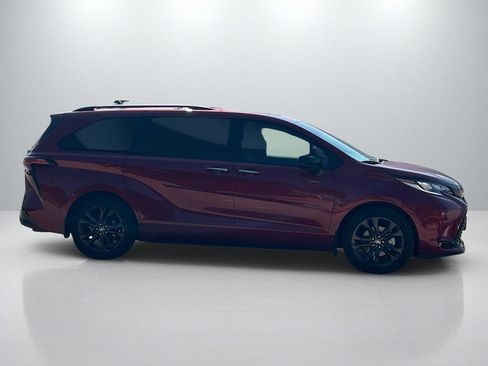 Used 2025 Toyota Sienna XSE FWD image 4