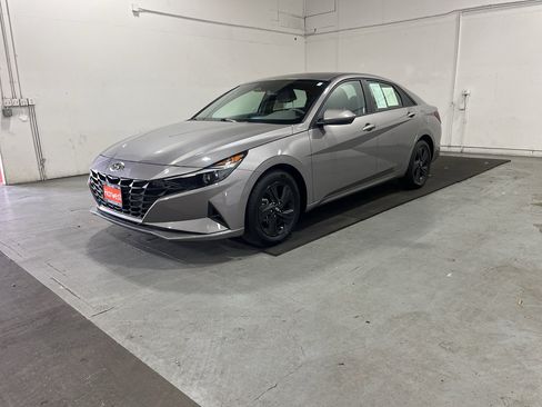 Used 2022 Hyundai Elantra SEL w/ Cargo Package FWD image 3