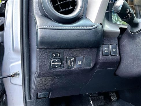 Used 2018 Toyota RAV4 Limited AWD/4WD image 31