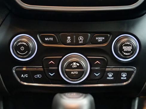 Used 2019 Jeep Cherokee Latitude Plus w/ Comfort/Convenience Group AWD/4WD image 12