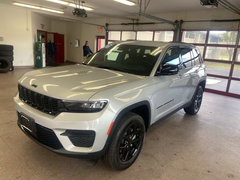New 2025 Jeep Grand Cherokee Altitude image 6