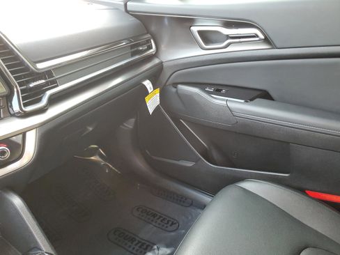 Certified 2025 Kia Sportage EX image 25