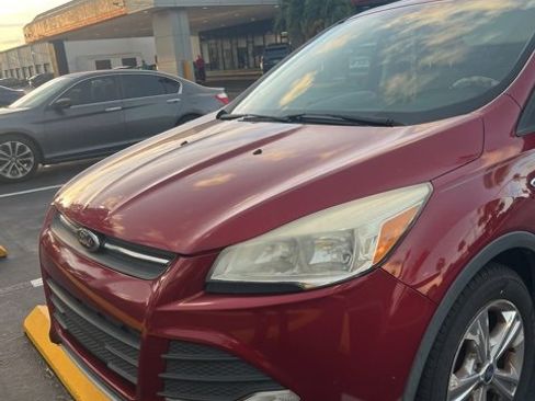 Used 2014 Ford Escape SE image 2
