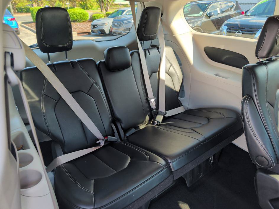 Used 2024 Chrysler Pacifica Touring-L FWD image 14