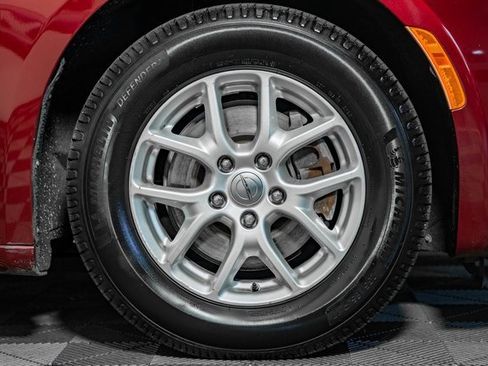 Used 2020 Chrysler Pacifica Touring-L image 14