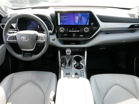 Used 2023 Toyota Highlander Platinum image 10