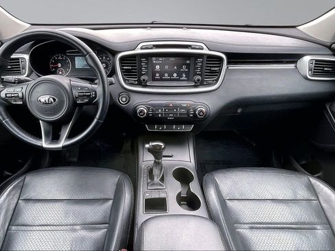Used 2017 Kia Sorento LX w/ LX Convenience Package image 16