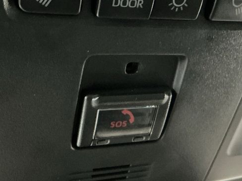 Used 2022 Toyota Avalon XLE image 9