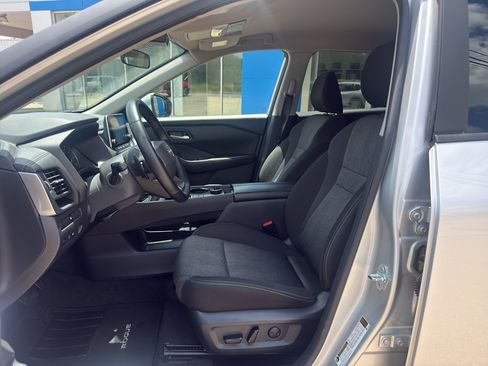 Used 2025 Nissan Rogue SV AWD/4WD image 4