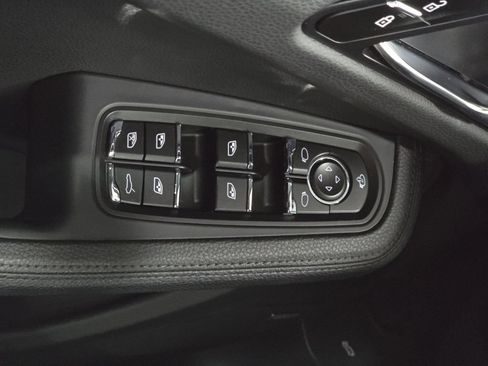 Certified 2025 Porsche Macan AWD/4WD image 21