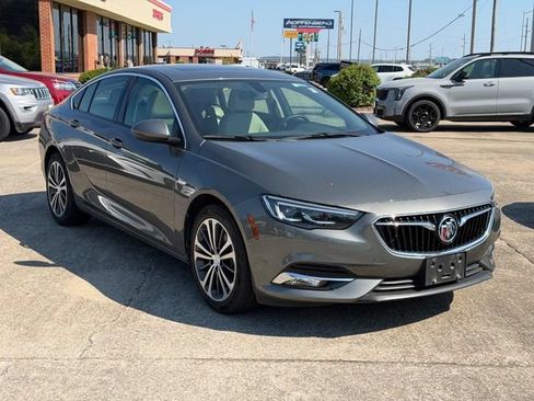 Used 2018 Buick Regal Essence w/ Driver Confidence Package #1 FWD image 1