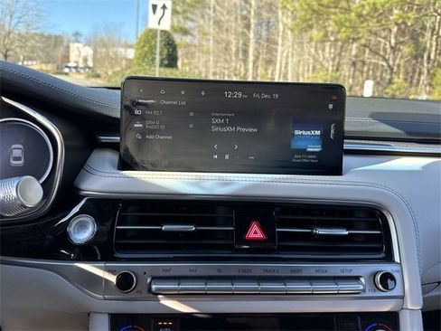 Used 2025 Genesis G70 2.5T image 12