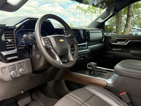 Used 2023 Chevrolet Silverado 1500 High Country w/ High Country Premium Package AWD/4WD image 9
