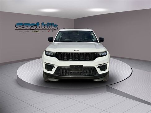 Certified 2023 Jeep Grand Cherokee Limited w/ Black Appearance Package image 8