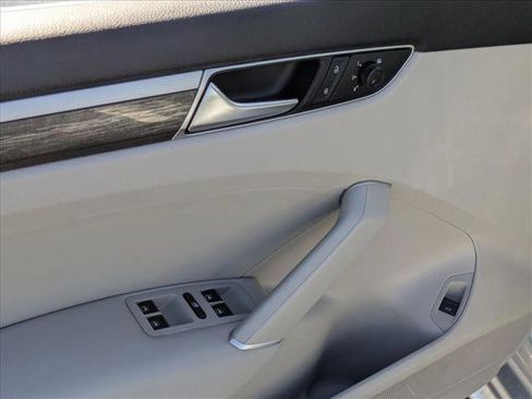 Used 2018 Volkswagen Passat 2.0T SE image 3