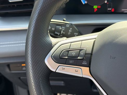Certified 2025 Volkswagen Tiguan SE R-Line FWD image 18