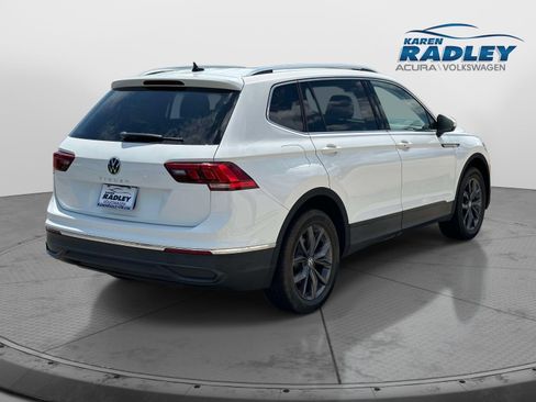 Certified 2022 Volkswagen Tiguan SE FWD image 2