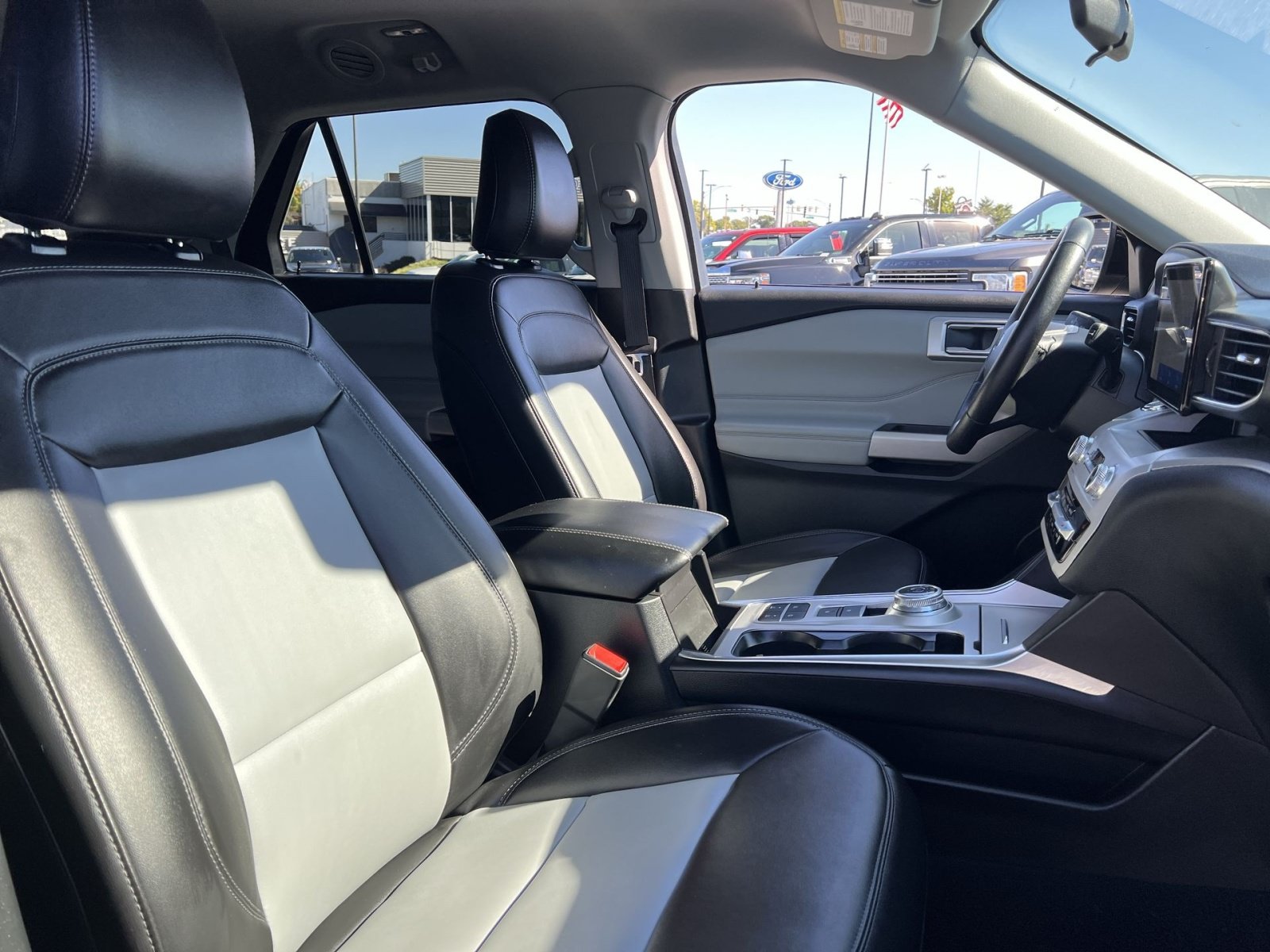 Used 2024 Ford Explorer XLT w/ Equipment Group 202A RWD image 34