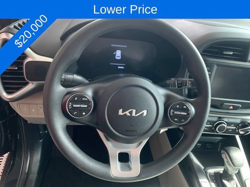 Used 2025 Kia Soul LX w/ LX Technology Package FWD image 3