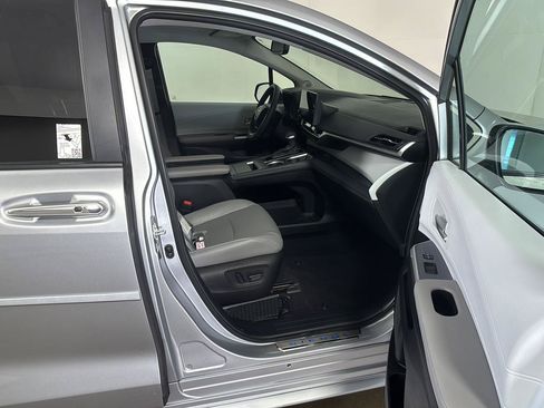 Used 2025 Toyota Sienna XLE w/ XLE Plus Package AWD/4WD image 21
