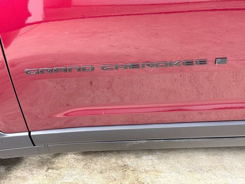 Certified 2025 Jeep Grand Cherokee Altitude AWD/4WD image 28