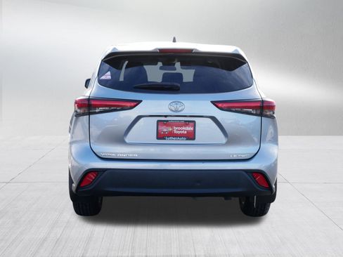 Certified 2022 Toyota Highlander LE image 6