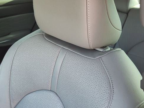 Used 2021 Toyota Avalon Limited image 18