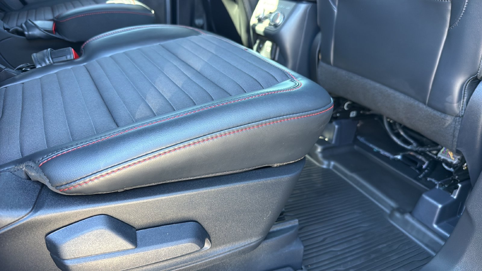Used 2025 Ford Explorer ST-Line w/ Premium Package RWD image 26