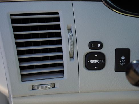 Used 2011 Toyota Avalon FWD image 18