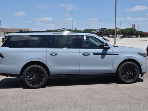 New 2026 Lincoln Navigator L Reserve w/ Jet Appearance Package AWD/4WD image 5
