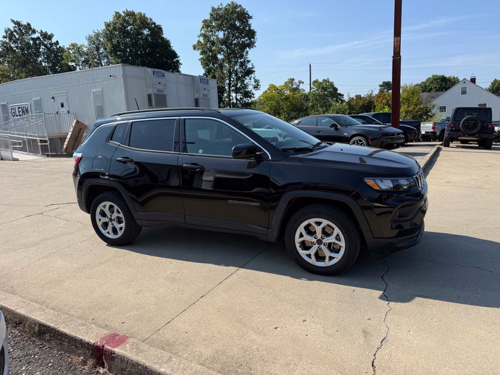 Used 2025 Jeep Compass Latitude w/ Sun & Sound Group AWD/4WD image 5