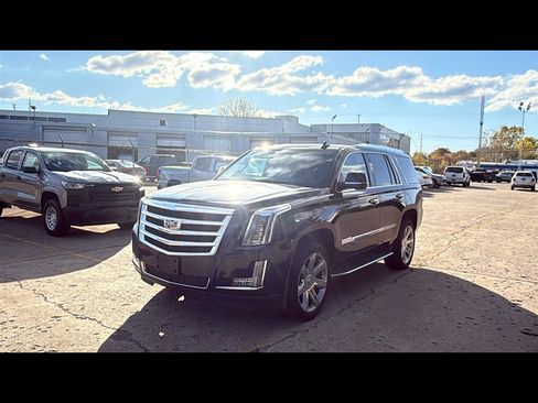 Used 2018 Cadillac Escalade Luxury image 2